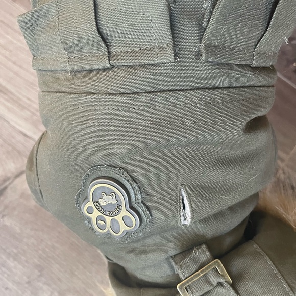 Canada Pooch winter jacket too small for my dog. size 10 like new - Picture 5 of 8